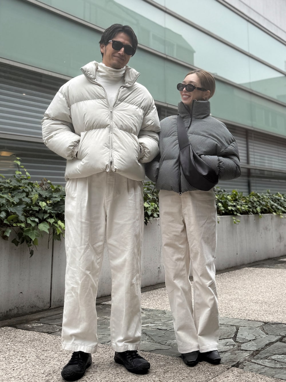 グリーン系のダウンジャケット/コート、ホワイト系のその他パンツ、ブラック系のスリッポンを着用したレディースの冬コーディネートの2枚目の写真