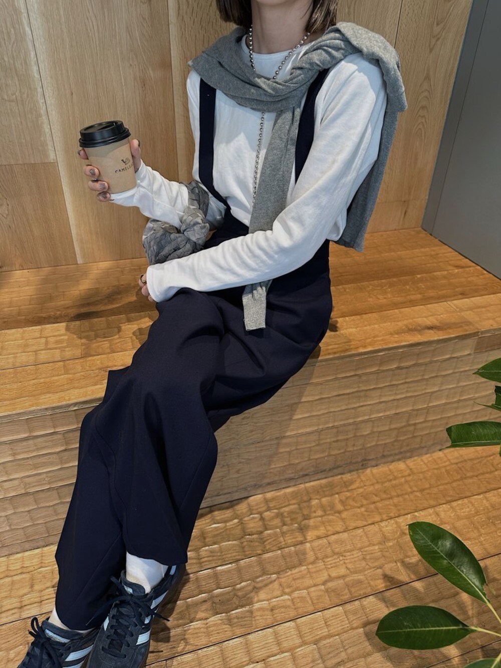 ブルー系のスニーカー、グレー系のバッグ、ブルー系のその他パンツを着用したレディースの春コーディネートの2枚目の写真