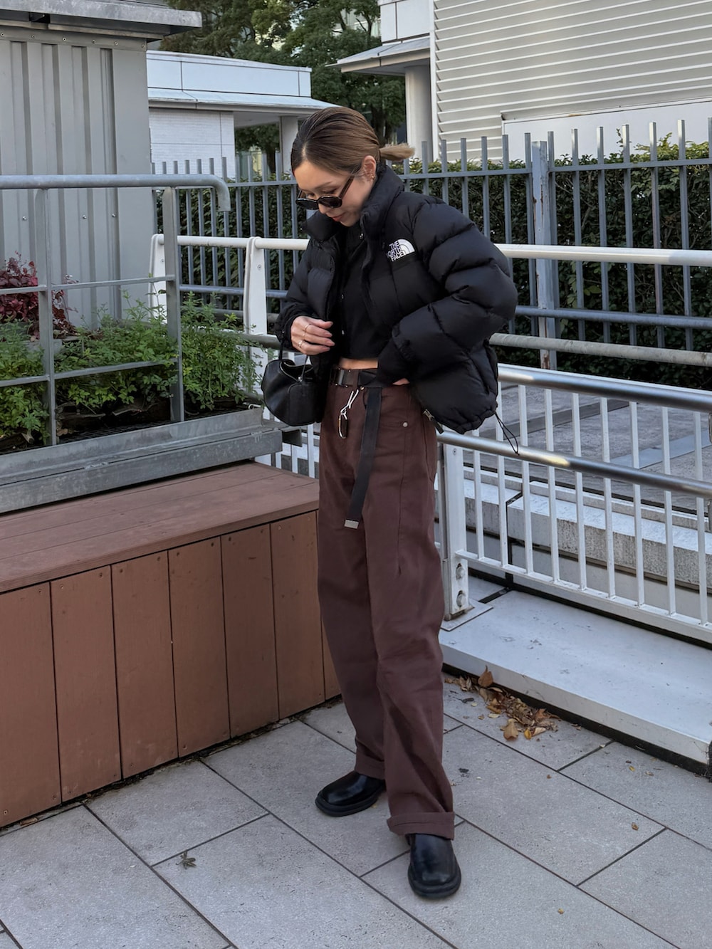 ブラック系のTシャツ/カットソー、ブラウン系のデニムパンツ、ブラック系のスリッポンを着用したレディースの冬コーディネートの2枚目の写真