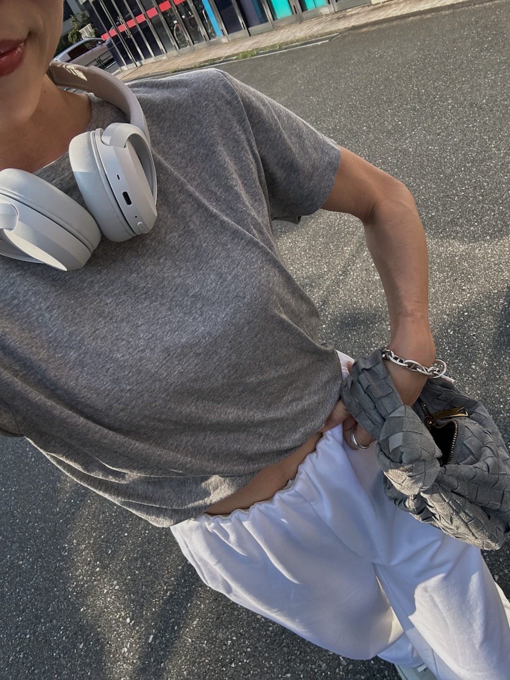 「秋コーデ、スウェット、スウェットパンツ、スニーカー、スニーカーコーデ、オトナカジュアル、アウトドアスタイル、Tシャツ、シンプルスタイル、休日スタイル、40代ファッション、シンプルコーデ、ラクチンコーデ、サングラス」｜「MIESROHEのツイストディティールクロップドＴＳＨ（Tシャツ/カットソー、グレー系）」を使った、Oo.hiro.oOさん（レディース・159cm）の秋コーディネートの4枚目の写真