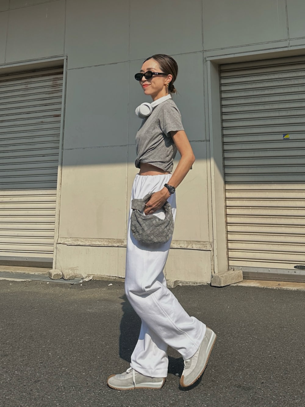 「秋コーデ、スウェット、スウェットパンツ、スニーカー、スニーカーコーデ、オトナカジュアル、アウトドアスタイル、Tシャツ、シンプルスタイル、休日スタイル、40代ファッション、シンプルコーデ、ラクチンコーデ、サングラス」｜「MIESROHEのツイストディティールクロップドＴＳＨ（Tシャツ/カットソー、グレー系）」を使った、Oo.hiro.oOさん（レディース・159cm）の秋コーディネートの2枚目の写真