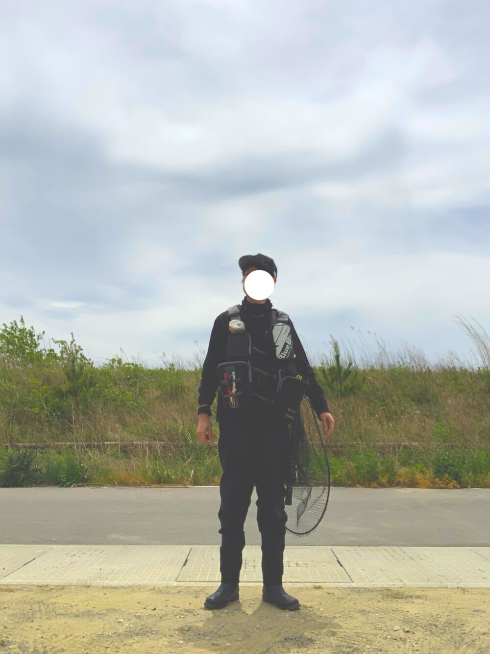 ホワイト系のデニムパンツ、ブラック系のスニーカー、ブラック系のTシャツ/カットソーを着用したメンズの春コーディネートの2枚目の写真