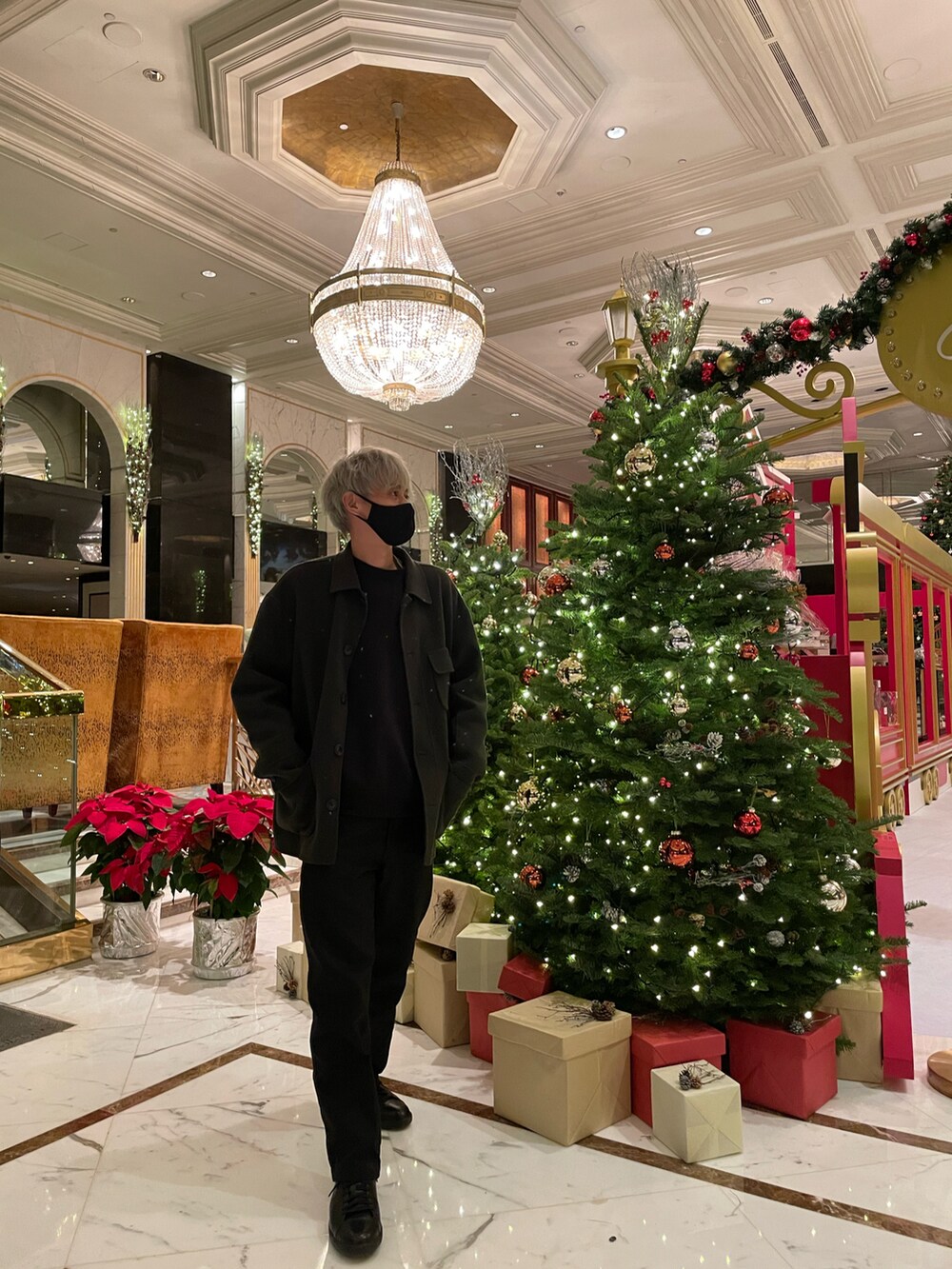 ブラック系のスニーカー、ブラック系のチノパンツ、ブラック系のスウェットを着用したメンズの冬コーディネートの2枚目の写真