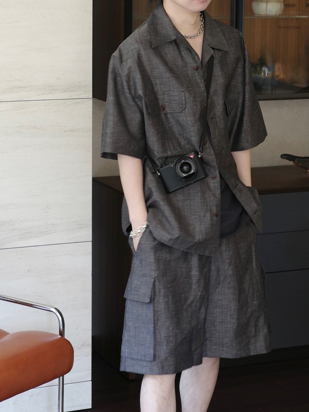 ブラウン系のシャツ/ブラウス、ブラック系のタンクトップ、ブラウン系のカーゴパンツを着用したメンズの春コーディネートの2枚目の写真