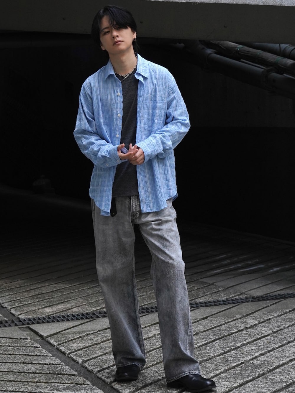 ブラック系のジャケット/アウター、グレー系のTシャツ/カットソー、グレー系のデニムパンツを着用したメンズの春コーディネートの2枚目の写真