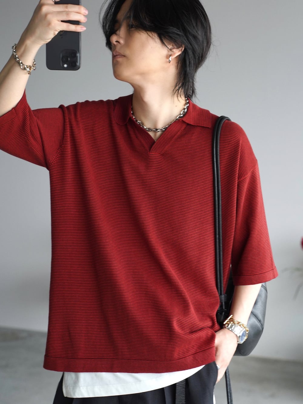 ホワイト系のタンクトップ、ブラック系のショルダーバッグ、ブラック系のドレスシューズを着用したメンズの夏コーディネートの3枚目の写真