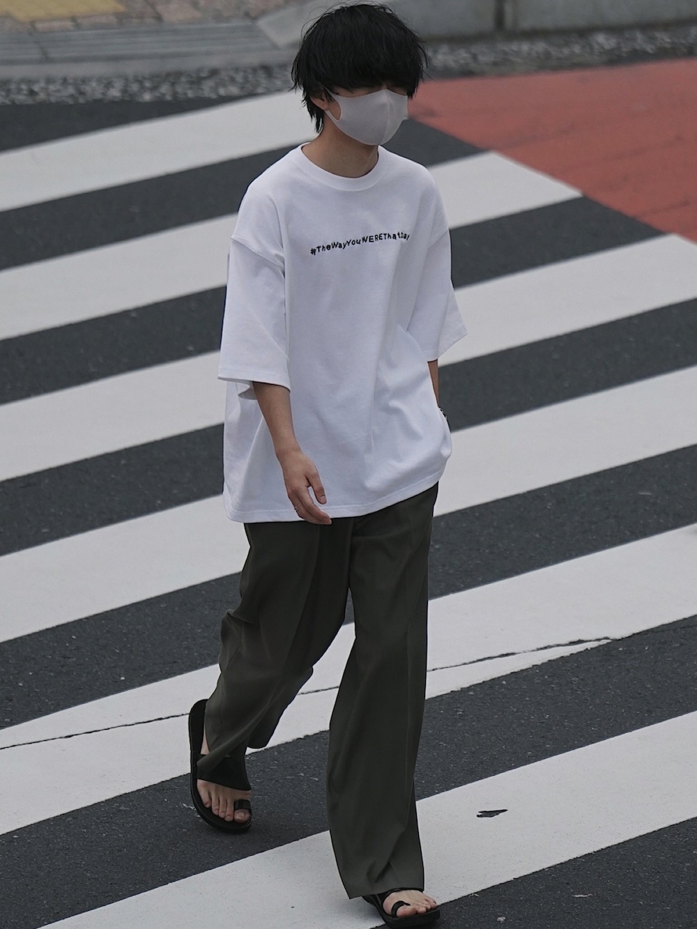 「LIDNM、春夏コーデ、夏のコーデ、夏コーデ、シンプルコーデ、白Tシャツ、ビッグシルエット、きれいめカジュアル、休日スタイル、ワイドパンツ」|「LIDNMのEMBROIDERY COLLABORATION T-SHIRT(Tシャツ/カットソー、ホワイト系)」を使った、げんじさん(メンズ・175cm)の春コーディネートの3枚目の写真