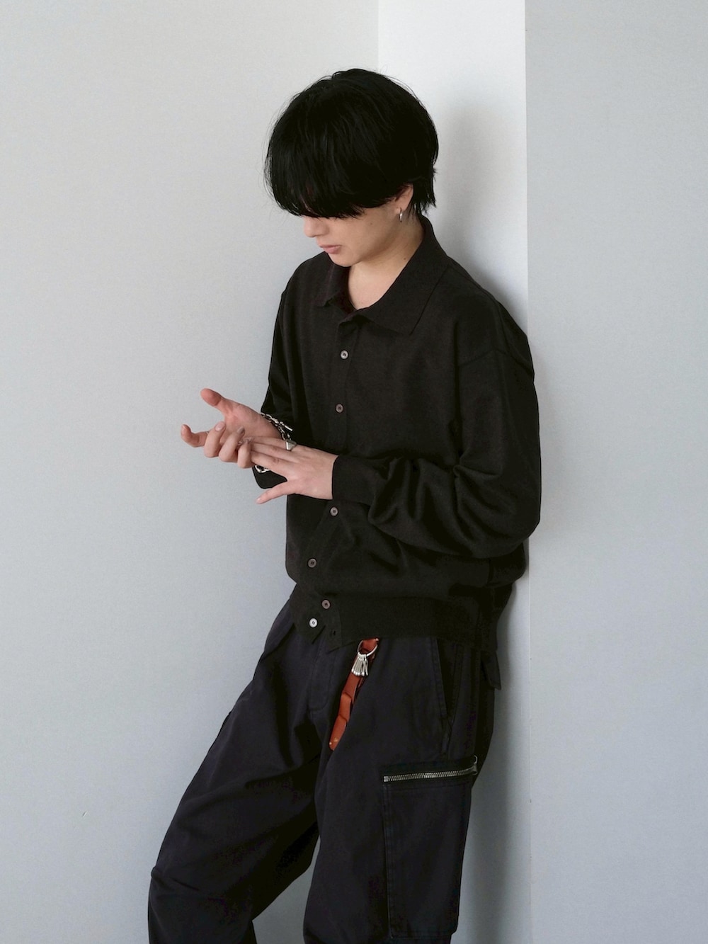 「プチプラ、プチプラコーデ、春コーデ、シャツスタイル、カーゴパンツ、春めき満開コーデ、革靴、厚底シューズ、休日スタイル、お出かけコーデ、デートコーデ、きれいめカジュアル、シルバーアクセサリー、ブラウン、カーゴ」｜「WYM LIDNMのT/C BASIC KNIT SHIRT CARDIGAN（シャツ/ブラウス、ブラウン系）」を使った、げんじさん（メンズ・175cm）の春コーディネートの2枚目の写真