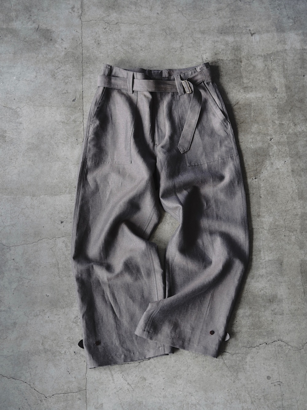 グリーン系のカーゴパンツ、ブラック系のブーツ、ブラック系のデニムジャケットを着用したメンズの冬コーディネートの4枚目の写真