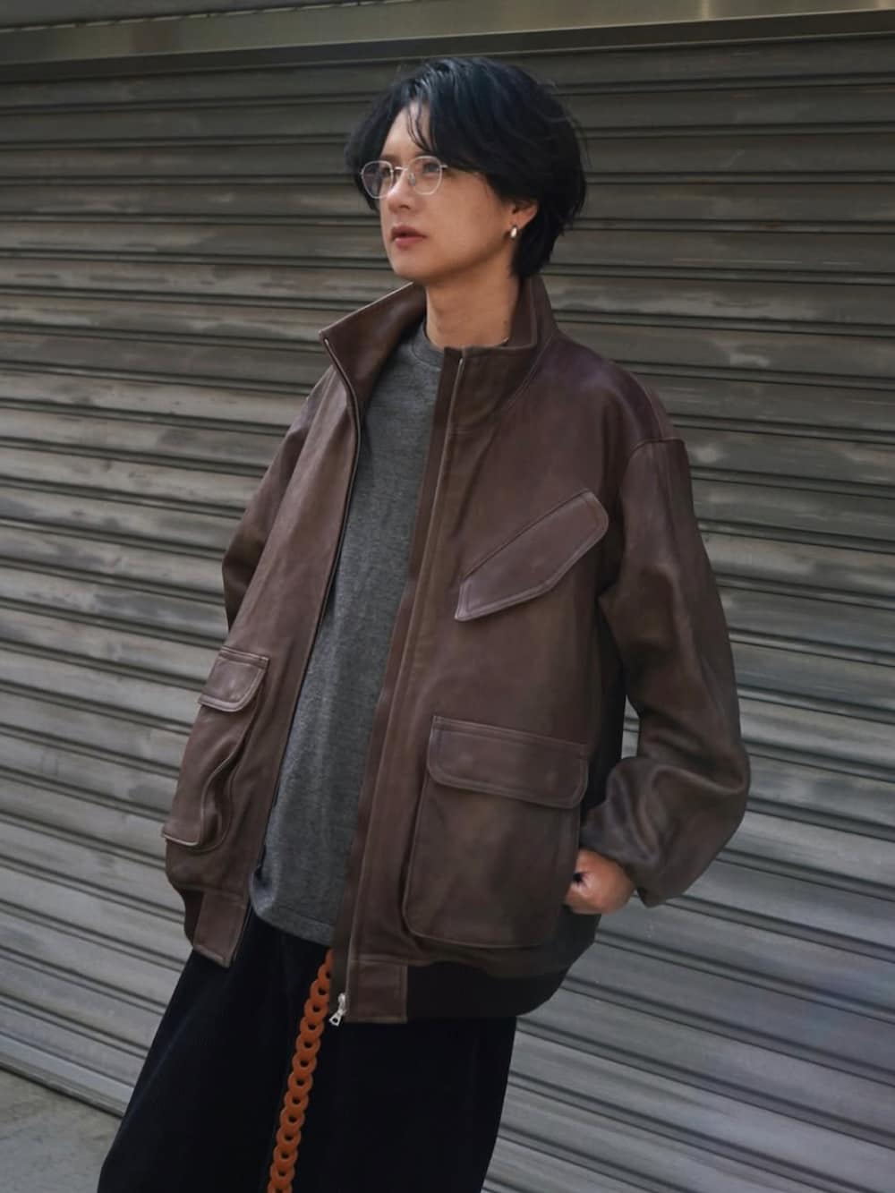 ブラウン系のジャケット/アウター、イエロー系のTシャツ/カットソー、ブラック系のその他パンツを着用したメンズの冬コーディネートの3枚目の写真