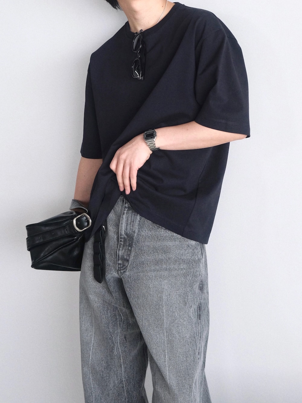 ブルー系のTシャツ/カットソー、グレー系のデニムパンツ、ブラック系のショルダーバッグを着用したメンズの春コーディネートの5枚目の写真