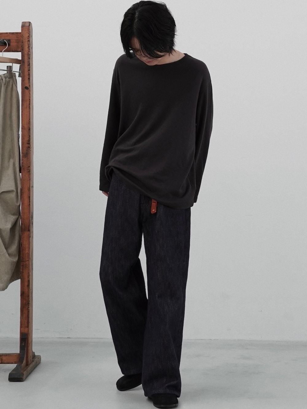 グレー系のシャツ/ブラウス、ブラック系のTシャツ/カットソー、ブルー系のデニムパンツを着用したメンズの夏コーディネートの2枚目の写真