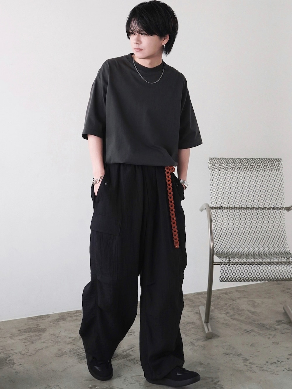 グレー系のTシャツ/カットソー、ホワイト系のタンクトップ、ブラック系のカーゴパンツを着用したメンズの春コーディネートの2枚目の写真