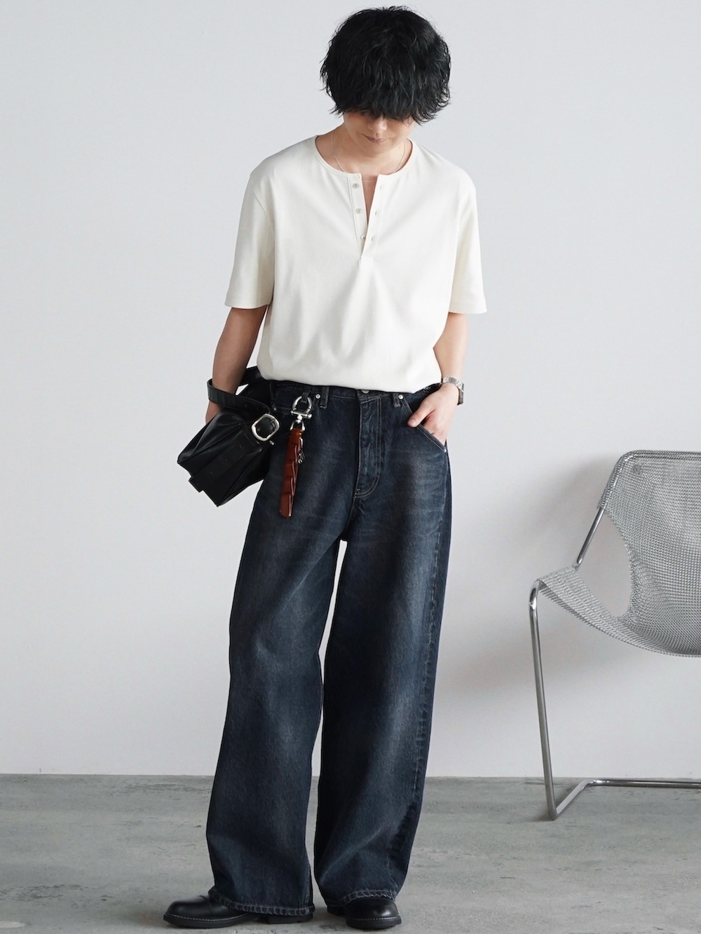 ホワイト系のTシャツ/カットソー、ブルー系のデニムパンツ、ブラック系のショルダーバッグを着用したメンズの夏コーディネートの2枚目の写真
