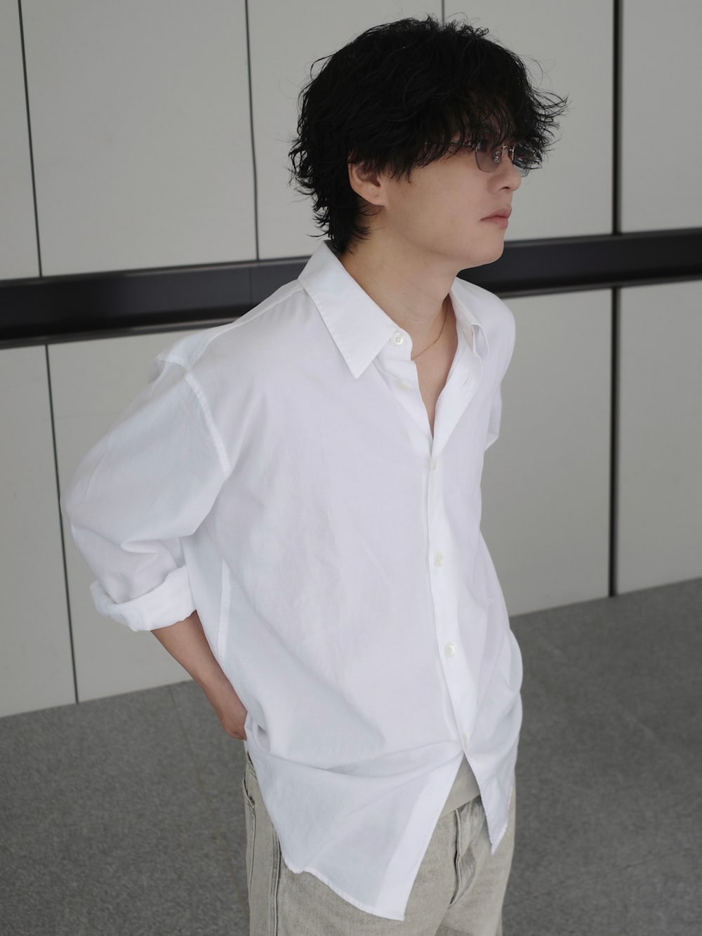 ベージュ系のデニムパンツ、ブラック系のスニーカー、ベージュ系のインナーウェア/肌着を着用したメンズの夏コーディネートの2枚目の写真