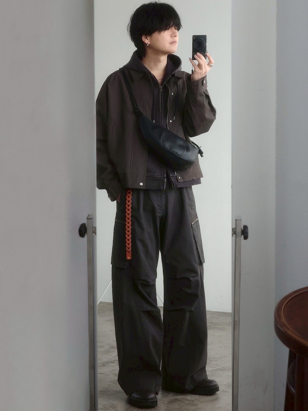 ブラウン系のブルゾン、ブラウン系のパーカー、ブラウン系のカーゴパンツを着用したメンズの春コーディネートの4枚目の写真