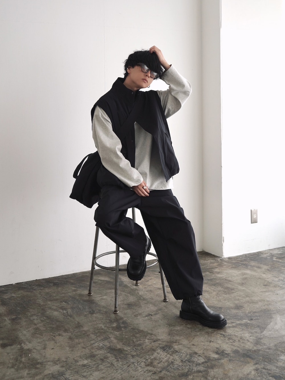 ブラック系のブルゾン、グレー系のTシャツ/カットソー、ブラック系のその他パンツを着用したメンズの秋コーディネートの4枚目の写真