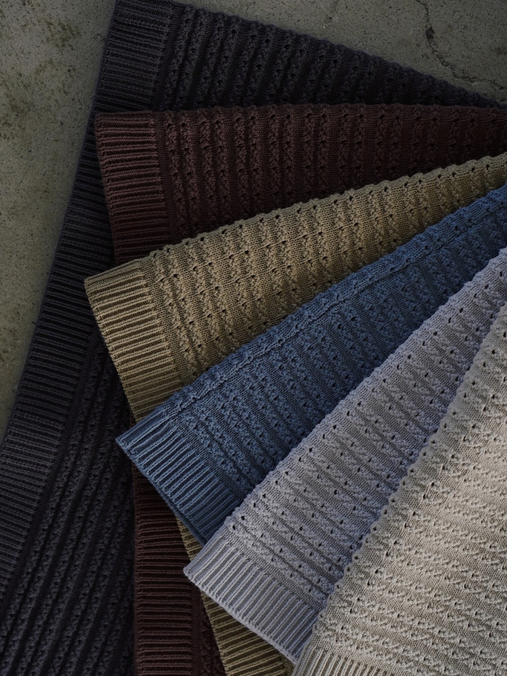 グレー系のポロシャツ、ホワイト系のタンクトップ、グレー系のその他パンツを着用したメンズの夏コーディネートの3枚目の写真