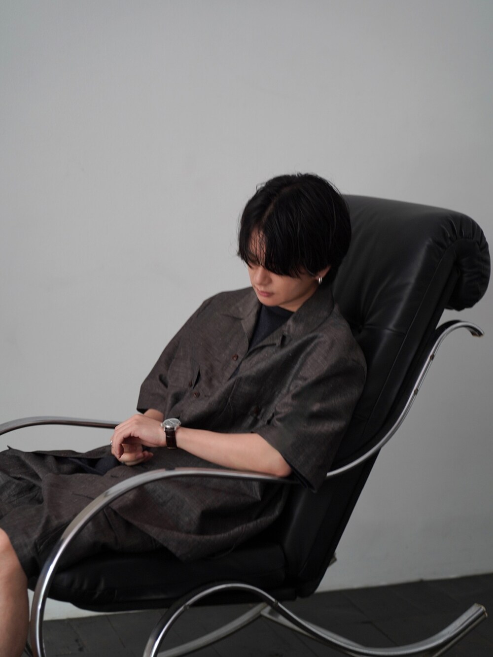 ブラウン系のシャツ/ブラウス、ブラック系のTシャツ/カットソー、ブラウン系のカーゴパンツを着用したメンズの夏コーディネートの3枚目の写真