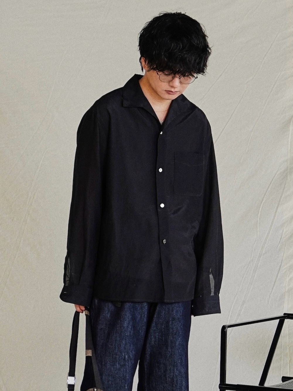 ブラック系のシャツ/ブラウス、ブルー系のデニムパンツ、シルバー系のブレスレットを着用したメンズの夏コーディネートの3枚目の写真