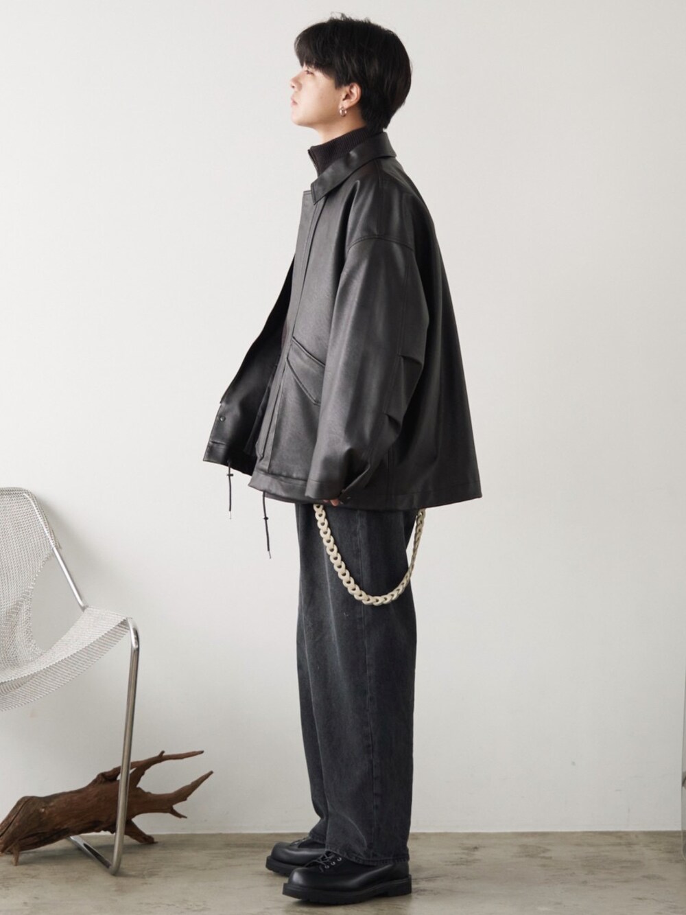 ブラック系のブルゾン、ブラウン系のカーディガン/ボレロ、グレー系のTシャツ/カットソーを着用したメンズの冬コーディネートの2枚目の写真