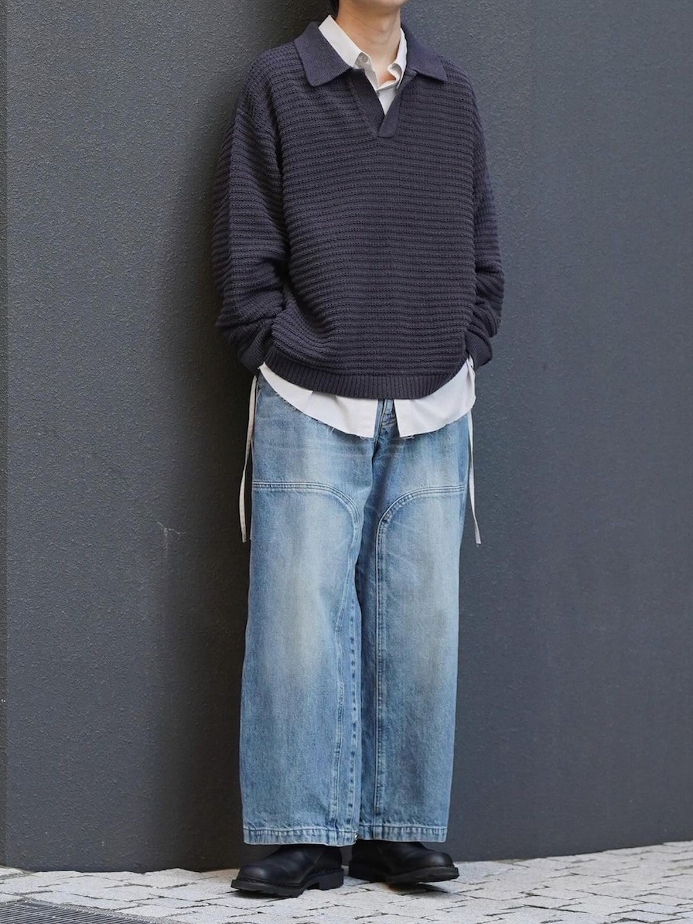 グレー系のシャツ/ブラウス、その他のデニムパンツ、ブラック系のシューズを着用したメンズの冬コーディネートの5枚目の写真