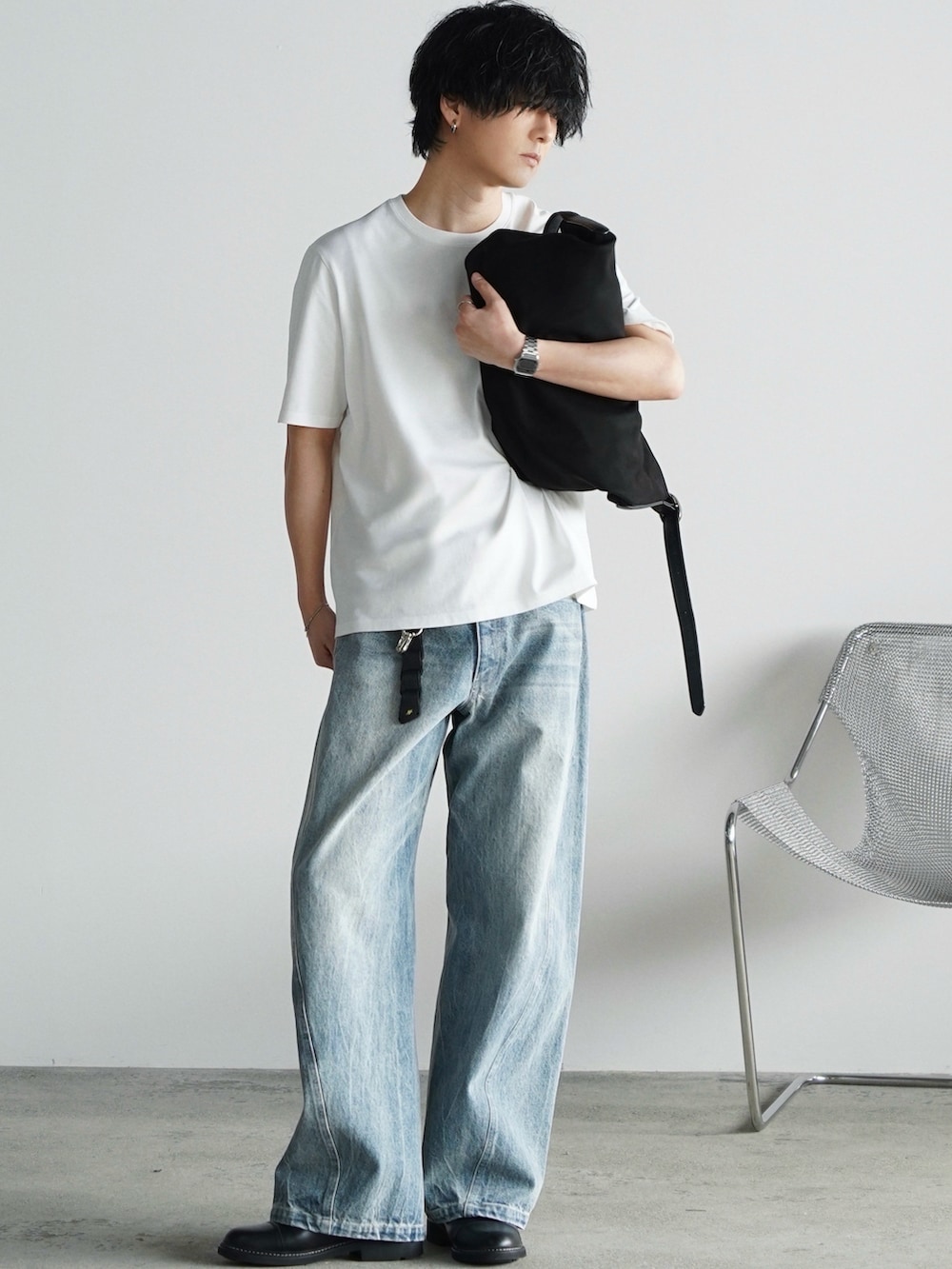 ホワイト系のTシャツ/カットソー、ブルー系のデニムパンツ、ブラック系のドレスシューズを着用したメンズの夏コーディネートの2枚目の写真