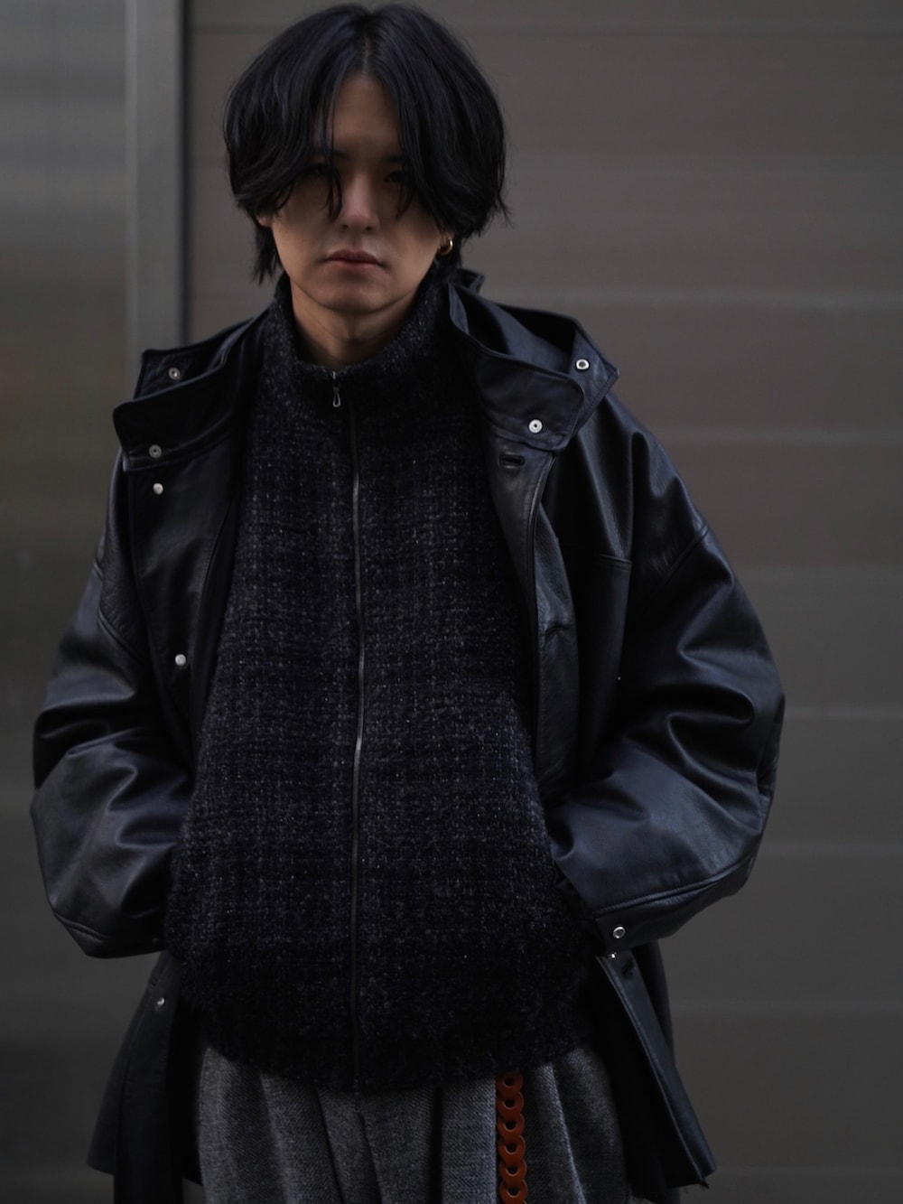 ブラック系のジャケット/アウター、ブラック系のブルゾン、グレー系のその他パンツを着用したメンズの秋コーディネートの2枚目の写真