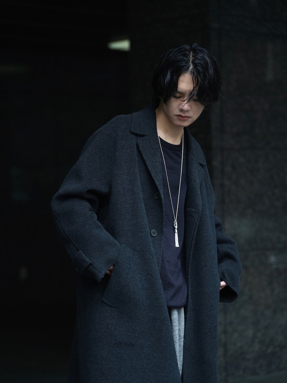 「コート、デートコーデ、テーマパークコーデ、秋冬コーデ、ロンT、スラックス、革靴、厚底シューズ、ジュエリー、大人カジュアル、メンズコーデ、ワイドパンツ、休日スタイル、お出かけコーデ、ロングコート」｜「LIDNMのSTRECCAN REVER COAT（チェスターコート、ブラック系）」を使った、げんじさん（メンズ・175cm）の秋コーディネートの3枚目の写真