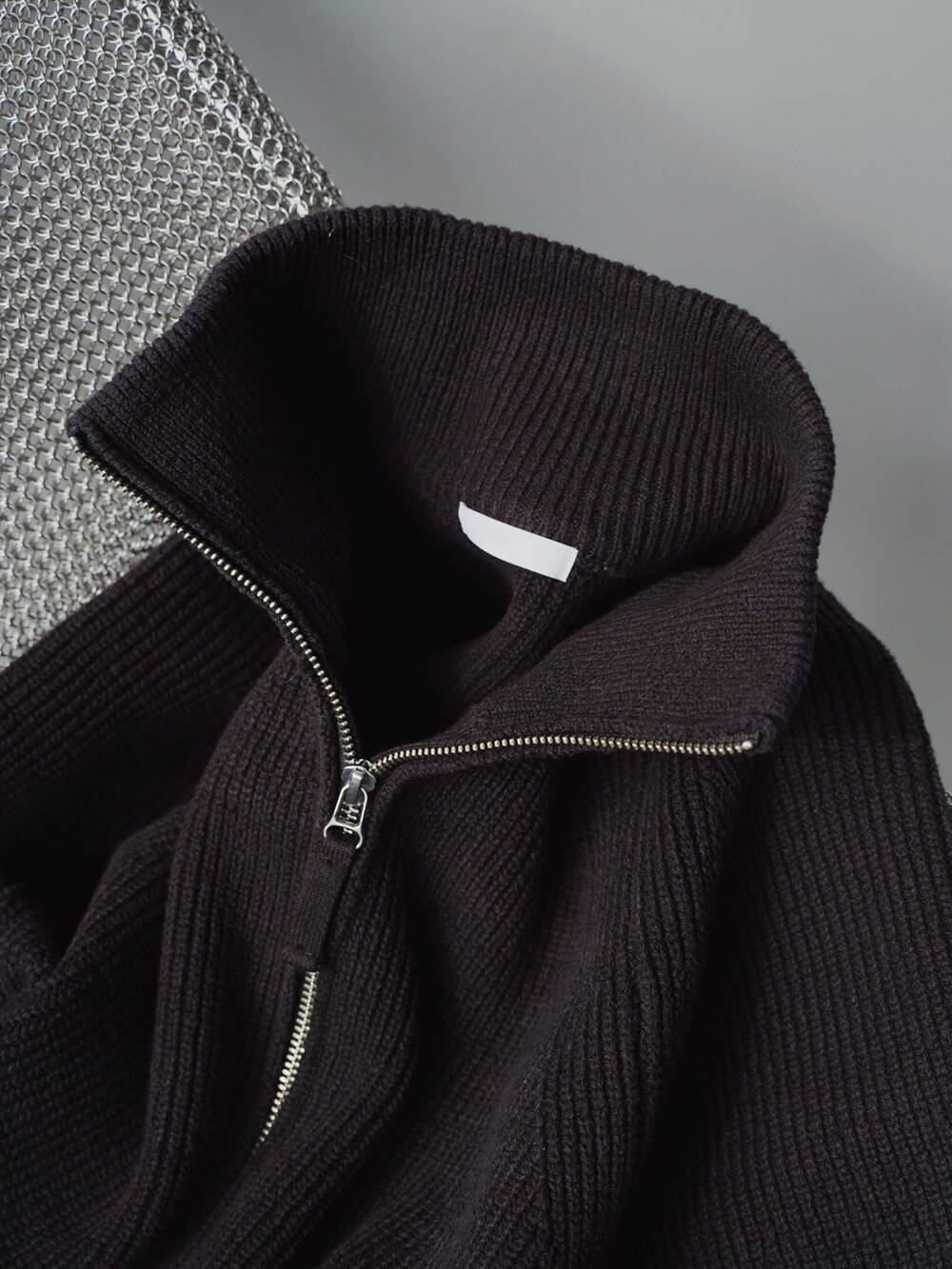 ベージュ系のカーディガン/ボレロ、ベージュ系のTシャツ/カットソー、グレー系のカーゴパンツを着用したメンズの冬コーディネートの5枚目の写真