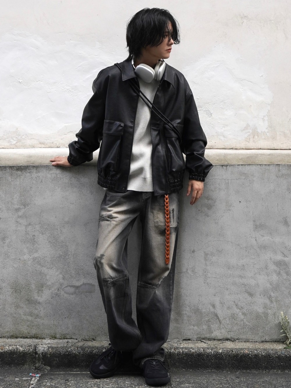 ブラック系のスニーカー、ホワイト系のニット/セーター、ブラック系のブルゾンを着用したメンズの秋コーディネートの2枚目の写真