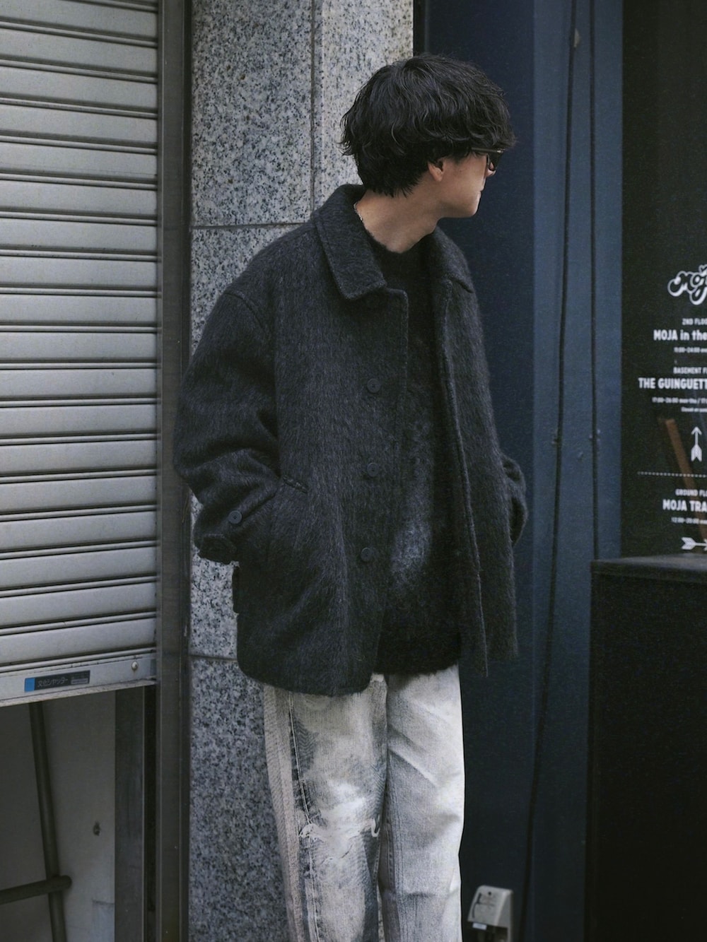 グレー系のブルゾン、グレー系のニット/セーター、ブラック系のデニムパンツを着用したメンズの冬コーディネートの3枚目の写真