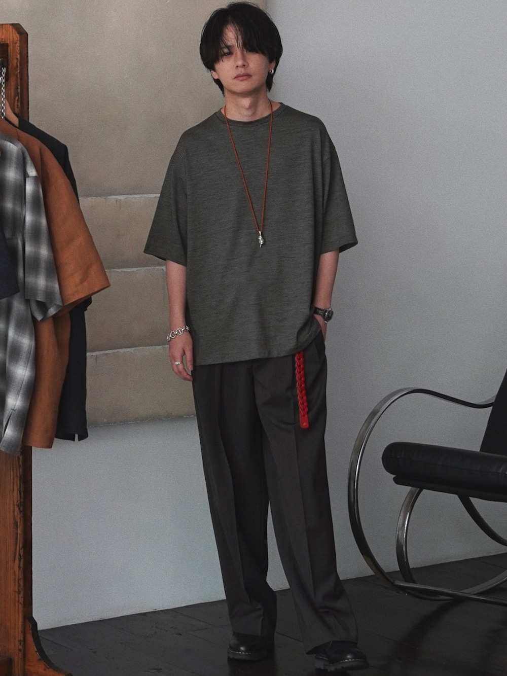 グレー系のシャツ/ブラウス、イエロー系のTシャツ/カットソー、ブラウン系のスラックスを着用したメンズの夏コーディネートの3枚目の写真