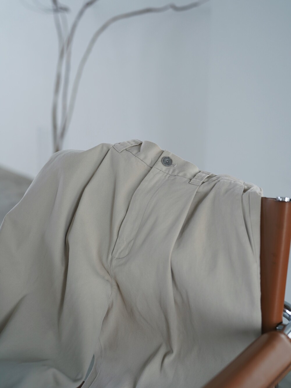 ブラウン系のTシャツ/カットソー、ホワイト系のその他パンツ、ブラウン系のサンダルを着用したメンズの秋コーディネートの3枚目の写真