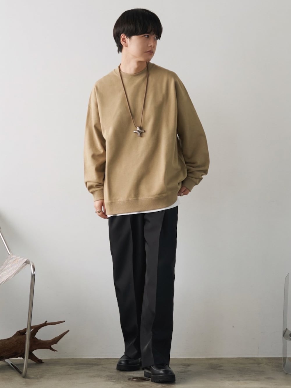 ベージュ系のカーディガン/ボレロ、ベージュ系のTシャツ/カットソー、グレー系のカーゴパンツを着用したメンズの冬コーディネートの4枚目の写真