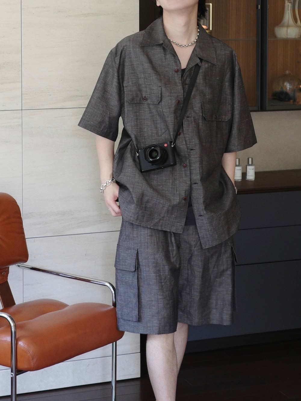 ブラウン系のシャツ/ブラウス、ブラック系のタンクトップ、ブラウン系のカーゴパンツを着用したメンズの春コーディネートの3枚目の写真