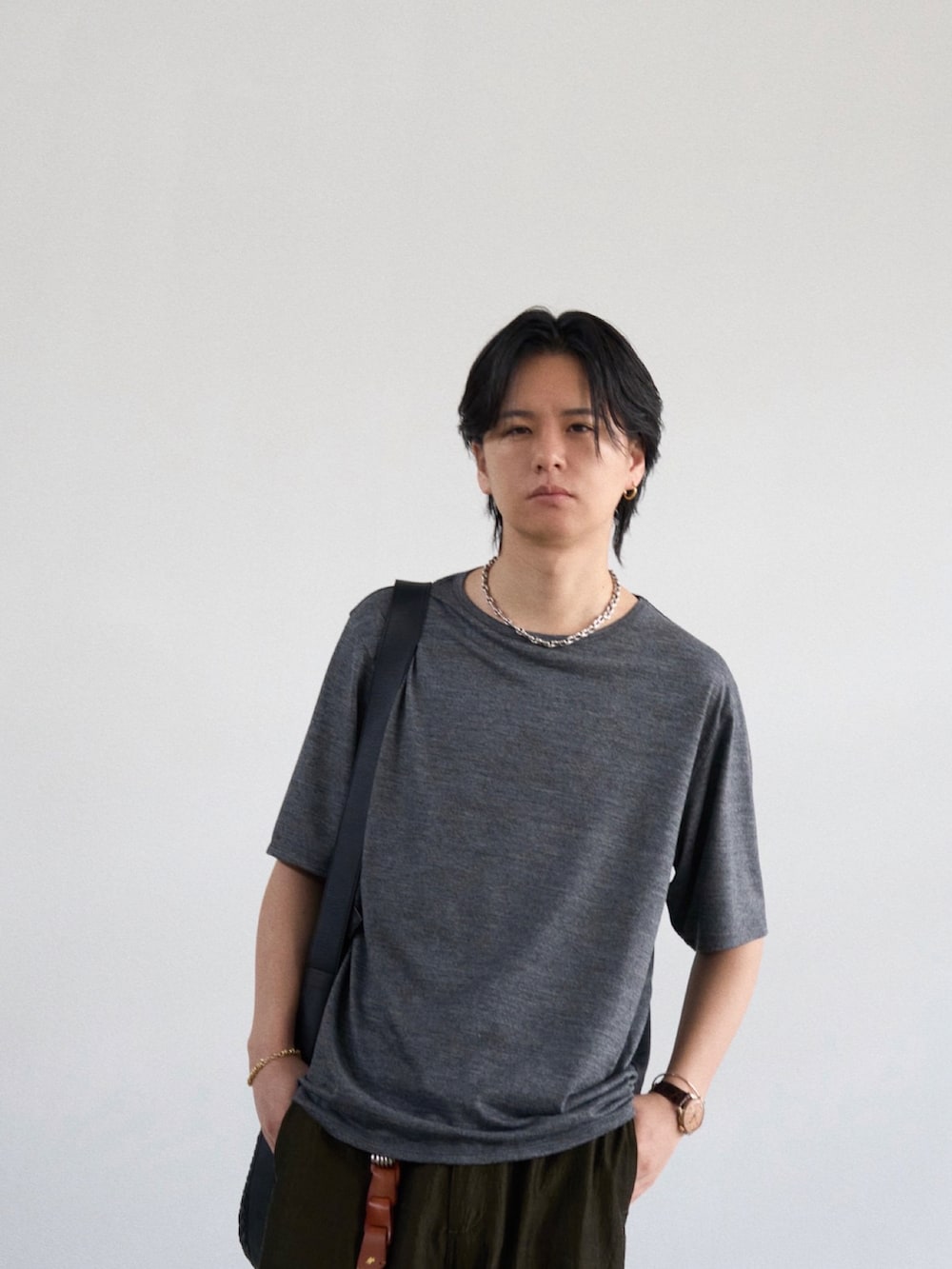 「夏コーデ、シンプルコーデ、カーゴパンツ、休日スタイル、Tシャツ、サンダル、お出かけコーデ、ショルダーバッグ、デートコーデ、タックイン、ジュエリー、ネックレス、リング、ゴールドピアス、グレー」|「LIDNMのMERINO WOOL BOX TEE(Tシャツ/カットソー、グレー系)」を使った、げんじさん(メンズ・175cm)の春コーディネートの2枚目の写真