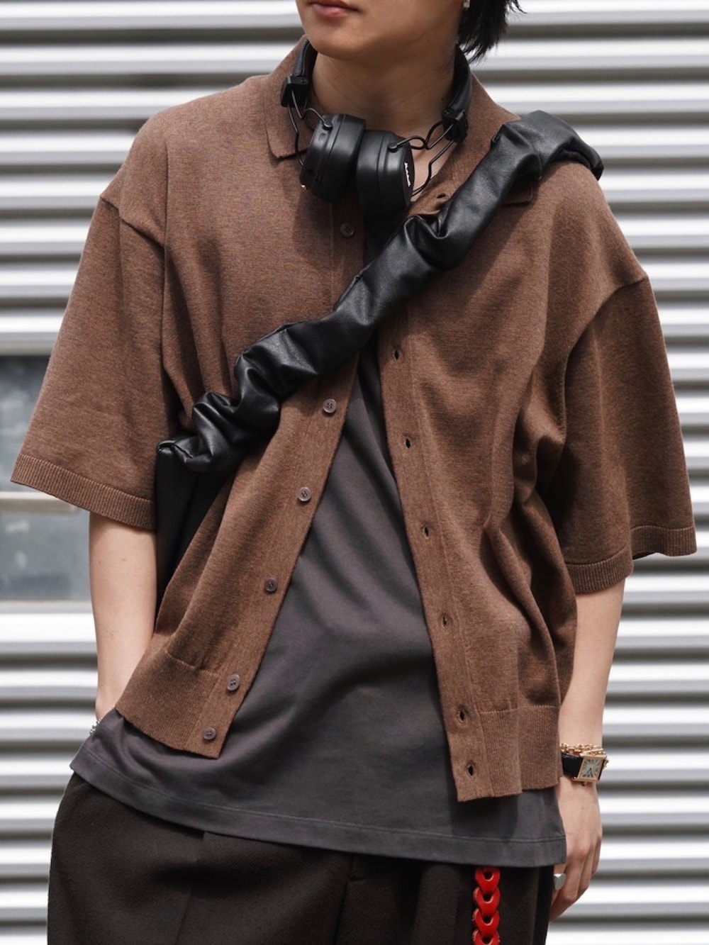 ブラウン系のシャツ/ブラウス、ブラウン系のタンクトップ、ブラウン系のスラックスを着用したメンズの春コーディネートの2枚目の写真