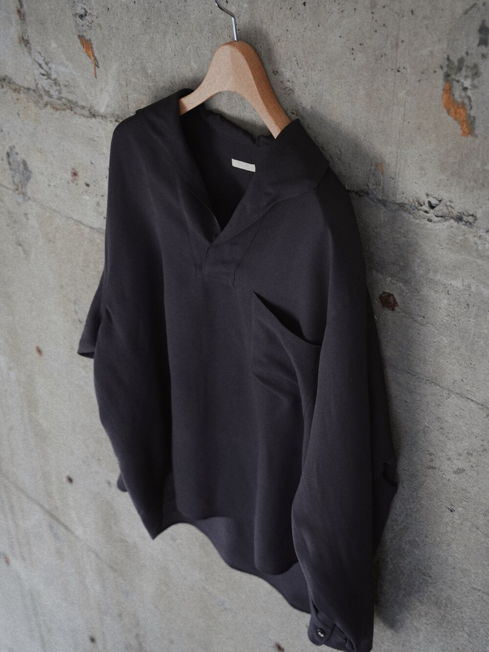 ブラック系のシャツ/ブラウス、ブラック系のTシャツ/カットソー、グリーン系のカーゴパンツを着用したメンズの冬コーディネートの4枚目の写真