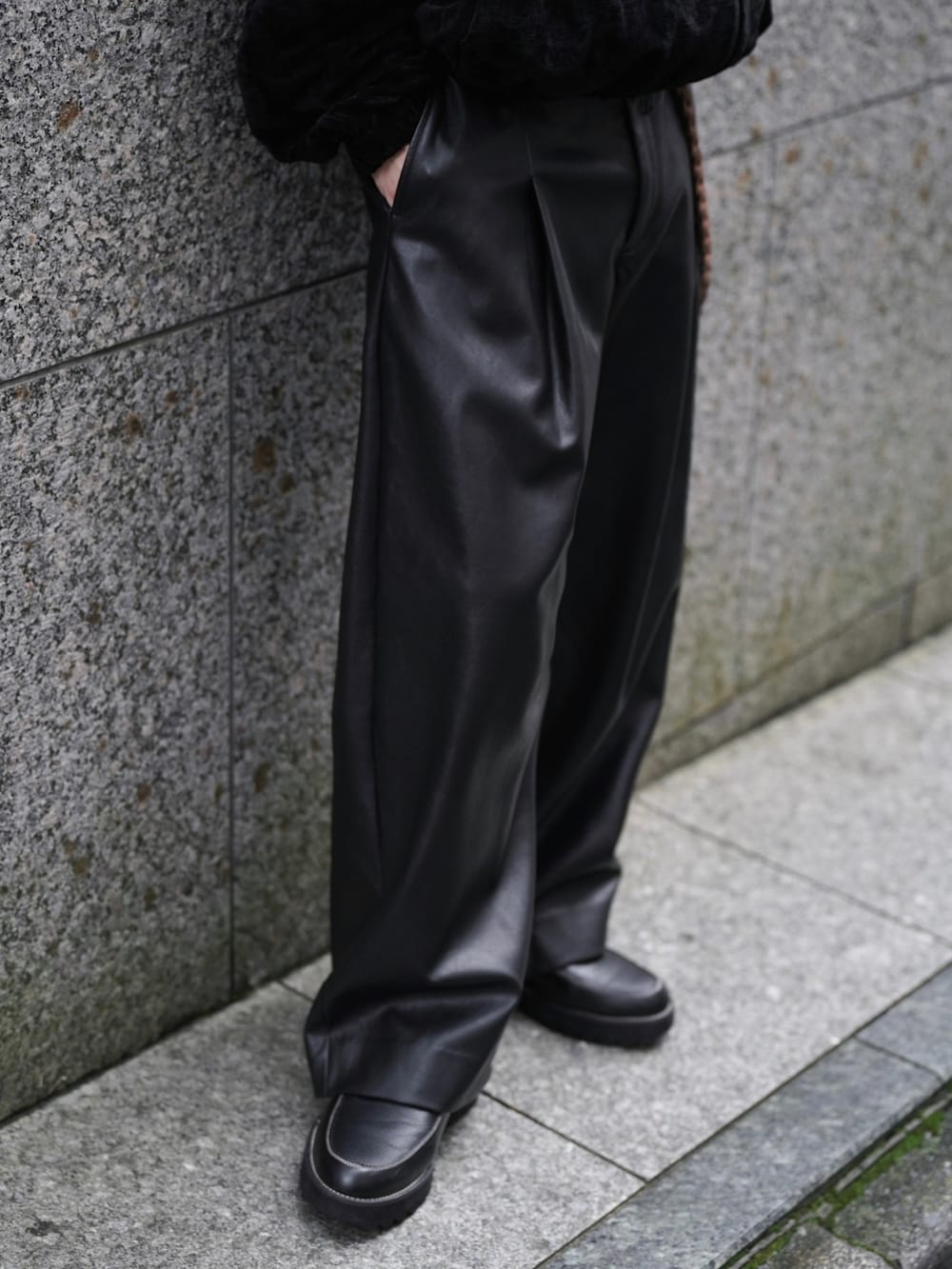 ブラウン系のTシャツ/カットソー、ブラック系のその他パンツ、ブラック系のドレスシューズを着用したメンズの秋コーディネートの4枚目の写真