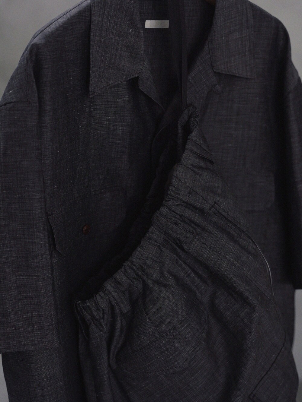 ブラウン系のシャツ/ブラウス、ブラック系のTシャツ/カットソー、ブラウン系のカーゴパンツを着用したメンズの夏コーディネートの4枚目の写真