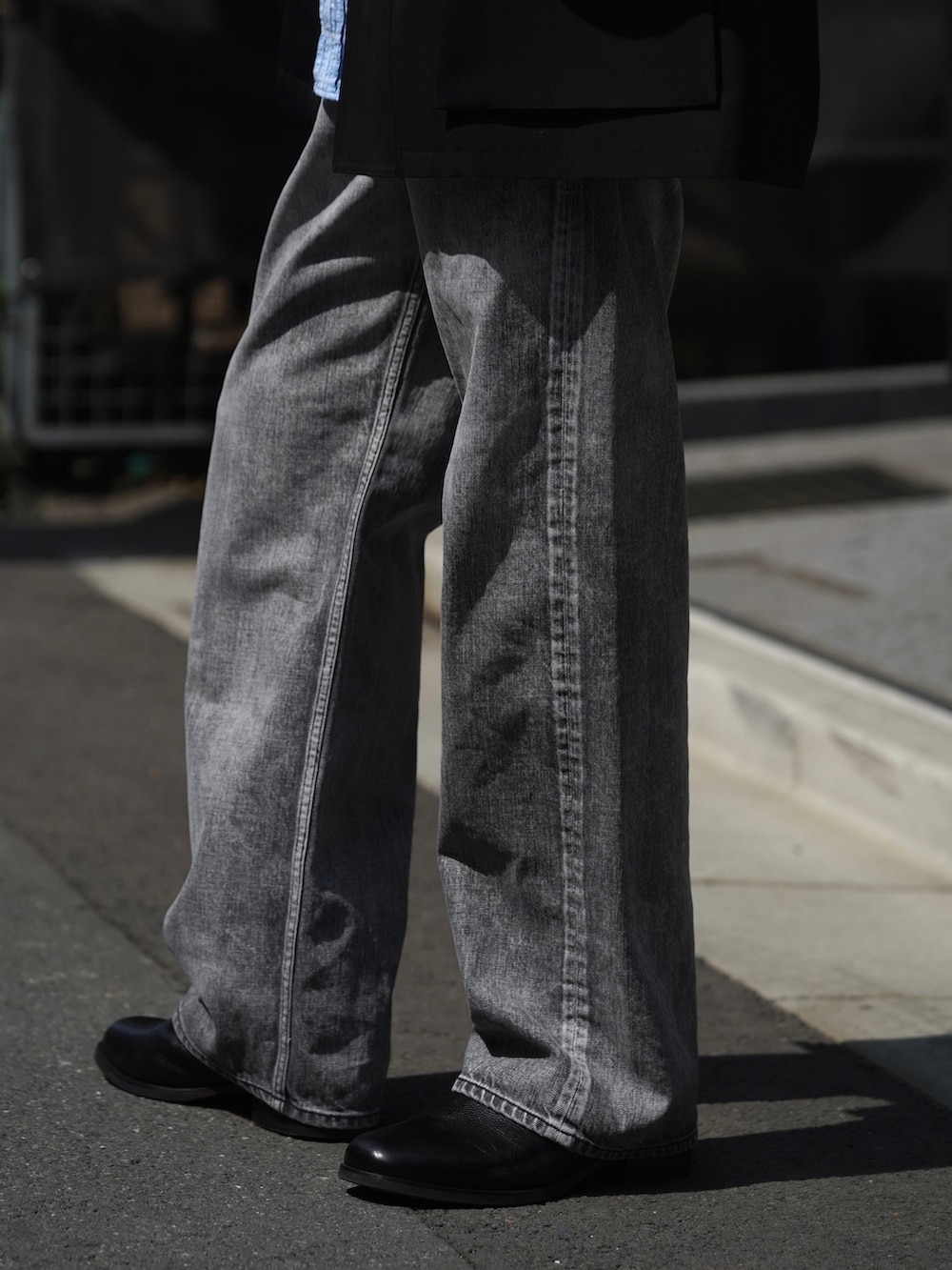 ブラック系のジャケット/アウター、グレー系のTシャツ/カットソー、グレー系のデニムパンツを着用したメンズの春コーディネートの3枚目の写真