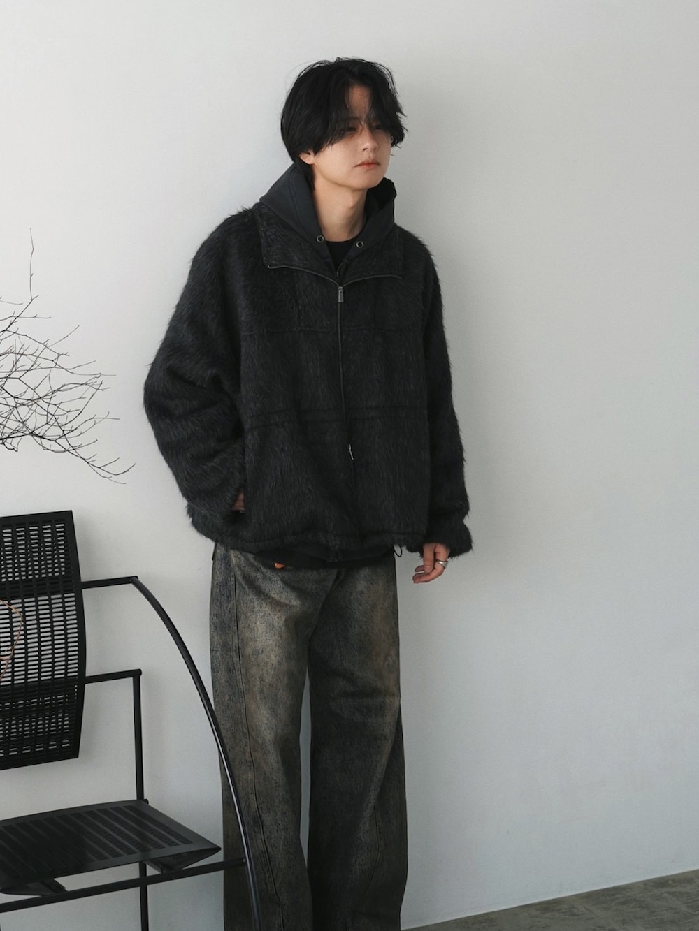 グレー系のブルゾン、ブラック系のパーカー、ブラック系のTシャツ/カットソーを着用したメンズの秋コーディネートの4枚目の写真