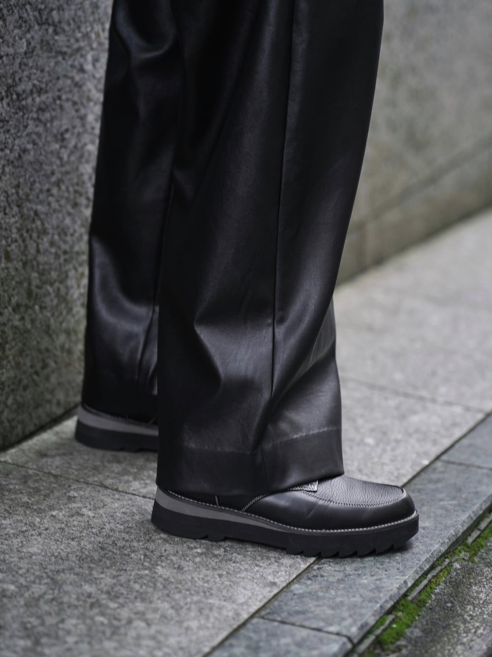 ブラウン系のTシャツ/カットソー、ブラック系のその他パンツ、ブラック系のドレスシューズを着用したメンズの秋コーディネートの5枚目の写真