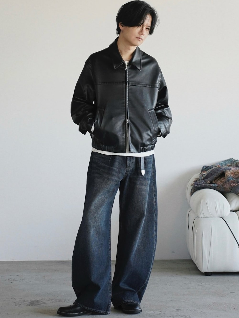 ホワイト系のTシャツ/カットソー、ブラック系のショルダーバッグ、ブラック系のドレスシューズを着用したメンズの冬コーディネートの3枚目の写真