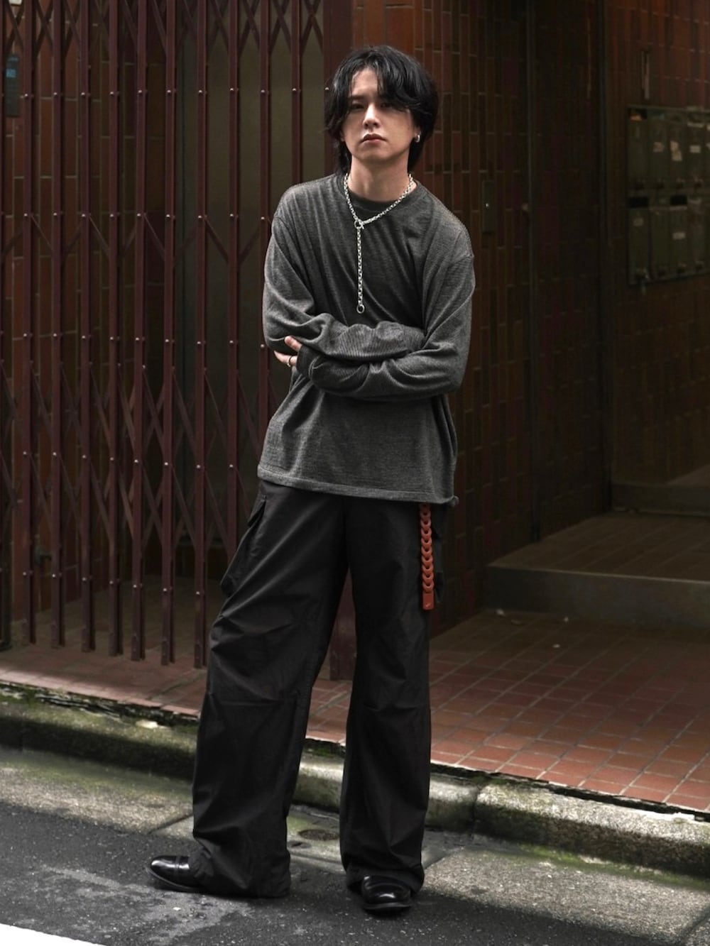 ブラウン系のシャツ/ブラウス、イエロー系のTシャツ/カットソー、シルバー系のピアス(両耳用)を着用したメンズの秋コーディネートの3枚目の写真