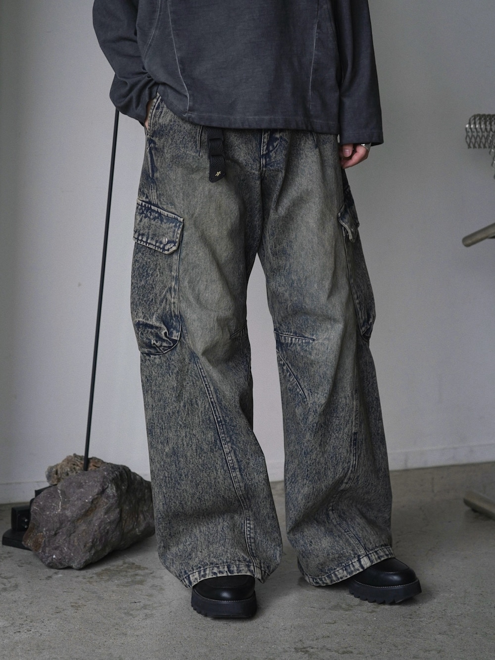 グレー系のブルゾン、グレー系のTシャツ/カットソー、ブルー系のデニムパンツを着用したメンズの春コーディネートの4枚目の写真