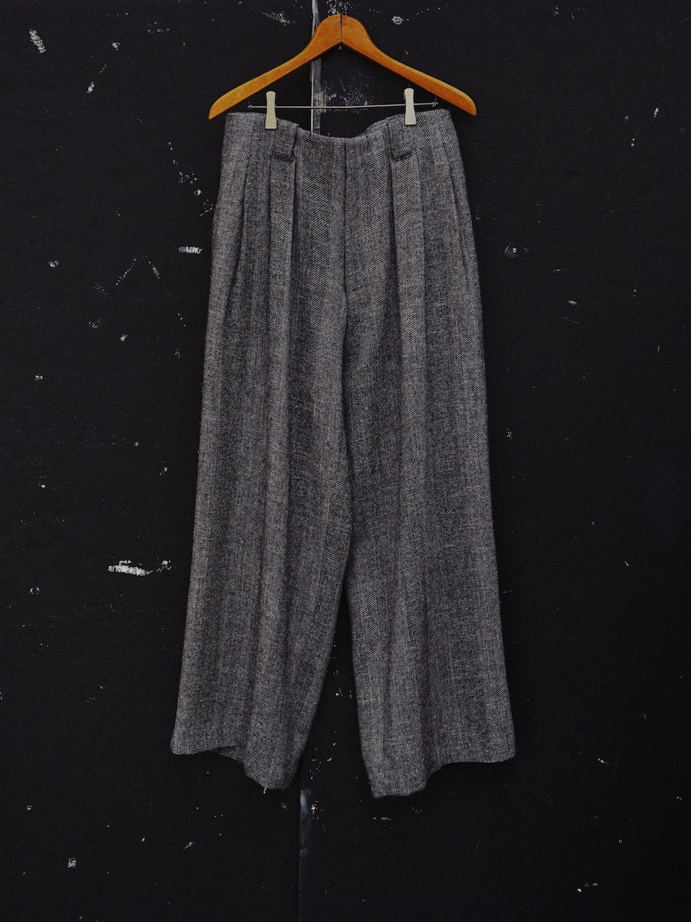 ブラック系のMA-1、グレー系のニット/セーター、グレー系のその他パンツを着用したメンズの秋コーディネートの5枚目の写真