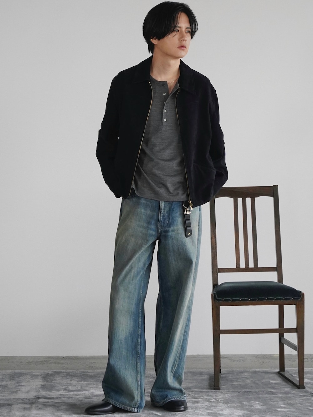 ブルー系のデニムパンツ、ブラック系のブーツ、グレー系のTシャツ/カットソーを着用したメンズの冬コーディネートの2枚目の写真