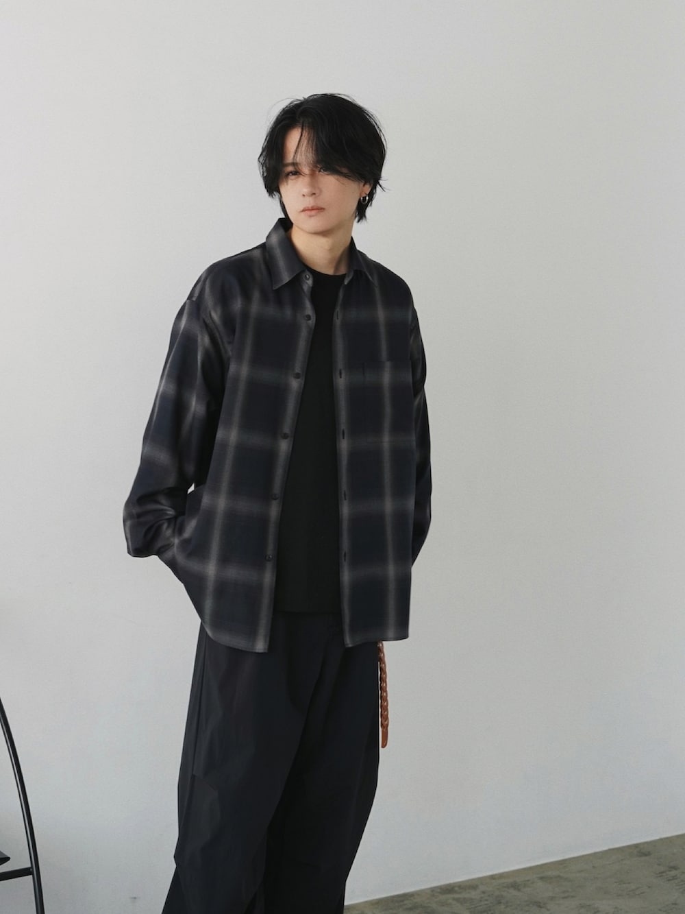 グレー系のシャツ/ブラウス、ブラック系のTシャツ/カットソー、ブラック系のその他パンツを着用したメンズの秋コーディネートの2枚目の写真